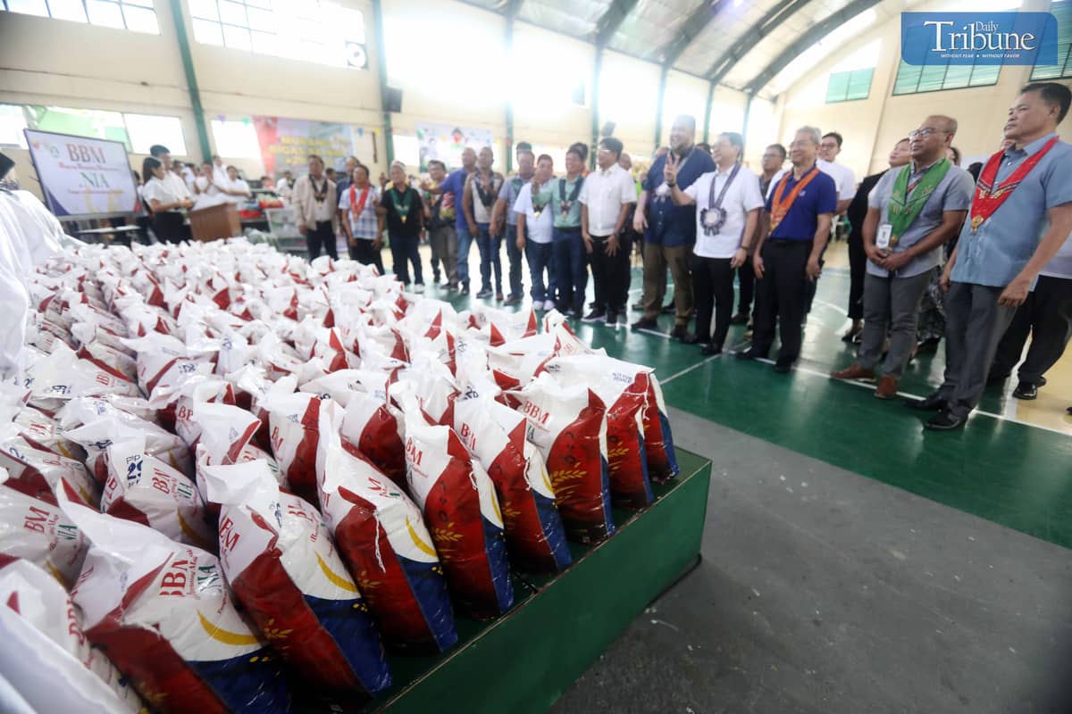 (August 8 2024)………Eduardo Eddie Guillen, Administrator of the National Irrigation Administration (NIA), with Department of Agriculture USec. Christopher Morales checks out the stalls from different regions selling various products at the Kadiwa Market during the launch of the "Murang Bigas sa NIA @29 pesos" at the NIA Headquarters in Quezon City on Thursday August 8 2024. A project supports President Ferdinand Marcos Jr.'s goal of ensuring food security and boosting the country's economy.…………Photo/Analy Labor